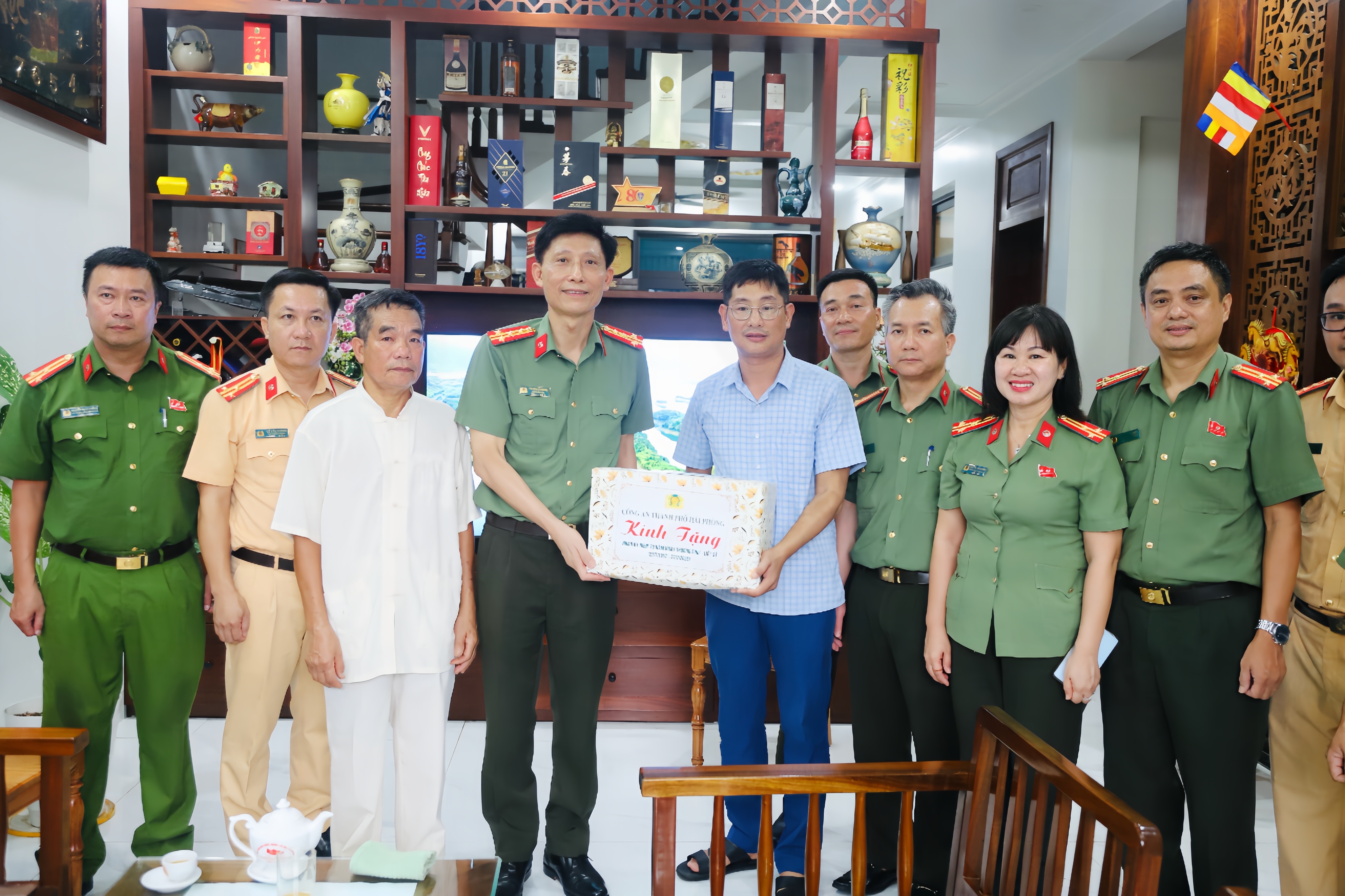 Đại tá Phạm Viết Dũng - Phó Giám đốc CATP Hải Phòng thăm, tri ân gia đình thương binh, liệt sĩ CAND nhân dịp 27/7